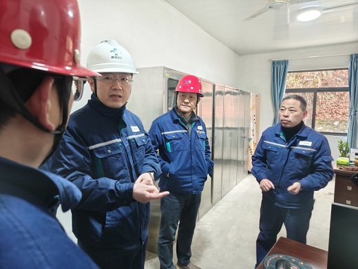 吴亚在新年第一天督导集团公司两重点企业工作时强调全面筑牢安全防线